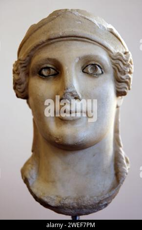 Der Kopf der Athena trägt einen attischen Helm. Archaisierende Arbeiten aus dem 1. Jahrhundert n. Chr. Marbre und Bronze. Von Capri: Barraco Museum. Rom. Italien. Stockfoto