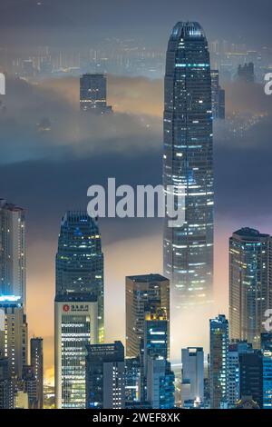 Ein atemberaubendes Foto, das eine geschäftige Stadtlandschaft voller hoch aufragender Wolkenkratzer zeigt und die beeindruckenden Errungenschaften der urbanen Architektur zeigt Stockfoto