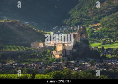 Schloss Sarriod de la Tour auf der linken Seite und Schloss St. Pierre auf der rechten Seite. Aosta Valley Region, Italien Stockfoto