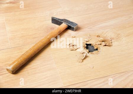Ein Holzboden, der zu Hause mit einem Hammer zerstört wurde Stockfoto