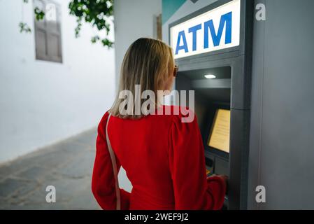 Frau mit ATM auf der Straße. Stockfoto