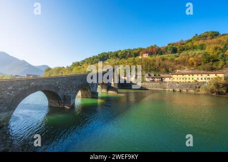 Teufelsbrücke oder Ponte della Maddalena, historisches Wahrzeichen in Garfagnana in der Herbstsaison. Serchio-Fluss. Borgo a Mozzano, Lucca. Toskana, Italien. Stockfoto