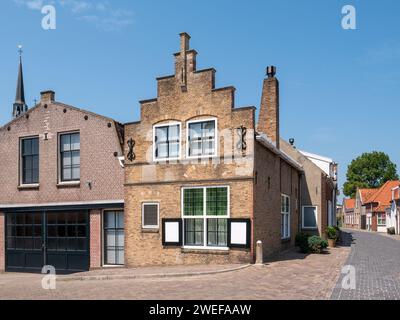 Ehemaliges Jacob-Katzenhaus mit Stufengiebel in der Kerkstraat in der Altstadt von Brouwershaven, Schouwen-Duiveland, Zeeland, Niederlande Stockfoto