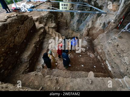 (240125) -- PUDING, 25. Januar 2024 (Xinhua) -- Archäologische Expertin und Studenten diskutieren am Chuandong Site im Puding County, südwestchinesische Provinz Guizhou, 24. Januar 2024. Große Mengen von Artefakten aus Stein, Knochen und Horn wurden auf der Chuandong Site im Puding County, Provinz Guizhou im Südwesten Chinas, gefunden, was auf prähistorische menschliche Aktivitäten hindeutet, die mehr als 55.000 Jahre zurückreichen.Chuandong Site, erstmals 1978 entdeckt, es wird angenommen, dass es am Ende der mittleren Paläolithik, der späten Paläolithik und der Neolithik existierte. Über zwei Jahre Ausgrabung Stockfoto