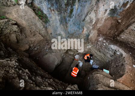 (240125) -- PUDING, 25. Januar 2024 (Xinhua) -- Mitarbeiter arbeiten am Standort Chuandong im Bezirk Puding, südwestchinesische Provinz Guizhou, 24. Januar 2024. Große Mengen von Artefakten aus Stein, Knochen und Horn wurden auf der Chuandong Site im Puding County, Provinz Guizhou im Südwesten Chinas, gefunden, was auf prähistorische menschliche Aktivitäten hindeutet, die mehr als 55.000 Jahre zurückreichen.Chuandong Site, erstmals 1978 entdeckt, es wird angenommen, dass es am Ende der mittleren Paläolithik, der späten Paläolithik und der Neolithik existierte. Über zwei Jahre Ausgrabungsarbeiten, das ist alles Stockfoto