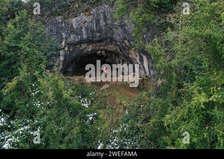 (240125) -- PUDING, 25. Januar 2024 (Xinhua) -- ein Luftdrohnenfoto vom 24. Januar 2024 zeigt einen Blick auf die Chuandong Site im Puding County, südwestchinesische Provinz Guizhou. Große Mengen von Artefakten aus Stein, Knochen und Horn wurden auf der Chuandong Site im Puding County, Provinz Guizhou im Südwesten Chinas, gefunden, was auf prähistorische menschliche Aktivitäten hindeutet, die mehr als 55.000 Jahre zurückreichen.Chuandong Site, erstmals 1978 entdeckt, es wird angenommen, dass es am Ende der mittleren Paläolithik, der späten Paläolithik und der Neolithik existierte. Über zwei Jahre Ausgrabung Stockfoto