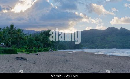 Der Waioli Beach Park in der Hanalei Bay auf der wunderschönen Insel Kauai, Hawaii Stockfoto