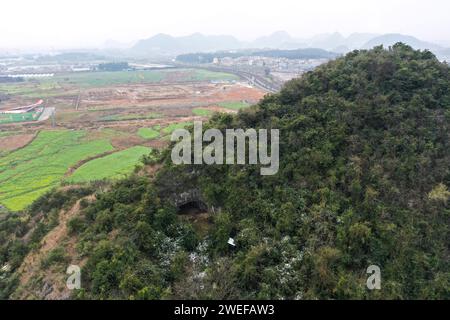 (240125) -- PUDING, 25. Januar 2024 (Xinhua) -- ein Luftdrohnenfoto vom 24. Januar 2024 zeigt einen Blick auf die Chuandong Site im Puding County, südwestchinesische Provinz Guizhou. Große Mengen von Artefakten aus Stein, Knochen und Horn wurden auf der Chuandong Site im Puding County, Provinz Guizhou im Südwesten Chinas, gefunden, was auf prähistorische menschliche Aktivitäten hindeutet, die mehr als 55.000 Jahre zurückreichen.Chuandong Site, erstmals 1978 entdeckt, es wird angenommen, dass es am Ende der mittleren Paläolithik, der späten Paläolithik und der Neolithik existierte. Über zwei Jahre Ausgrabung Stockfoto