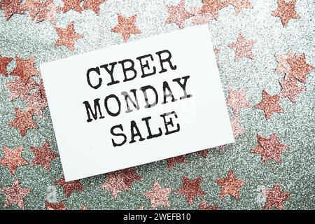 Cyber Monday Sale Message Dekoration mit rosafarbenem Stern auf silbernem Glitzerhintergrund Stockfoto