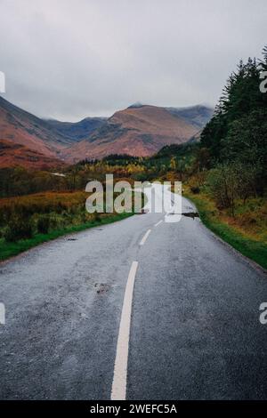 Herbststraße in Schottland, bedeckt mit Regen Stockfoto