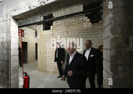 Eschweiler, Deutschland. Januar 2024. Bundeskanzler Olaf Scholz (SPD) geht bei einem Besuch in St. Antonius-Krankenhaus in Eschweiler. Scholz (SPD) besucht das Krankenhaus in Eschweiler bei Aachen, das während der Hochwasserkatastrophe im Juli 2021 von der Inde überschwemmt wurde. Der Schaden belief sich auf 120 Millionen Euro. Das katholisch geführte Krankenhaus ist mit 1400 Mitarbeitern der größte Arbeitgeber in Eschweiler. Quelle: Federico Gambarini/dpa/Alamy Live News Stockfoto