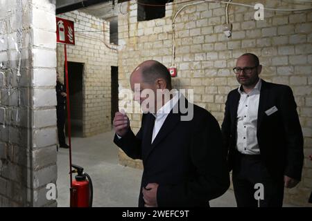 Eschweiler, Deutschland. Januar 2024. Bundeskanzler Olaf Scholz (SPD) geht bei einem Besuch in St. Antonius-Krankenhaus in Eschweiler. Scholz (SPD) besucht das Krankenhaus in Eschweiler bei Aachen, das während der Hochwasserkatastrophe im Juli 2021 von der Inde überschwemmt wurde. Der Schaden belief sich auf 120 Millionen Euro. Das katholisch geführte Krankenhaus ist mit 1400 Mitarbeitern der größte Arbeitgeber in Eschweiler. Quelle: Federico Gambarini/dpa/Alamy Live News Stockfoto