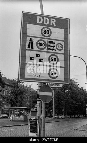 DDR, Berlin, 23.08.1990, ehem. Grenzübergangsstelle Bornholmer Straße: Hinweisschild für die Straßenbenutzung in der DDR, Rolf Zoellner DDR Verkehrsregeln *** DDR, Berlin, 23 08 1990, ehemaliger Grenzübergang Bornholmer Straße Verkehrsschild für die DDR, Rolf Zoellner DDR Verkehrsregeln Stockfoto