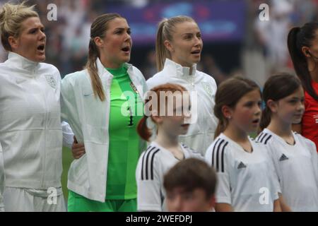 England-Team bei Nationalhymnen vor dem UEFA Women's Euro Final 2022 England gegen Deutschland im Wembley Stadium, London, 31. Juli 2022 Stockfoto