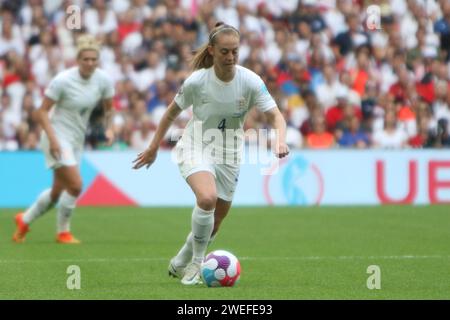 Keira Walsh dribbelt den Ball beim UEFA Women's Euro Final 2022 England gegen Deutschland im Wembley Stadium, London 31. Juli 2022 Stockfoto