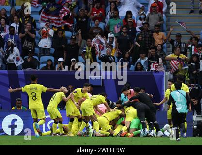 Doha. Januar 2024. Players of Malaysia feiert beim Spiel der Gruppe E zwischen Südkorea und Malaysia beim AFC Asian Cup Qatar 2023 in Doha, Katar, 25. Januar 2024. Quelle: Jia Haocheng/Xinhua/Alamy Live News Stockfoto