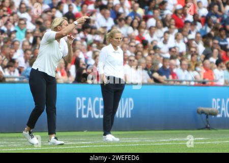 Trainerinnen und Trainer Martina Voss-Tecklenburg und Sarina Wiegman UEFA Women's Euro Final 2022 England gegen Deutschland im Wembley Stadium, London 31. Juli 2022 Stockfoto