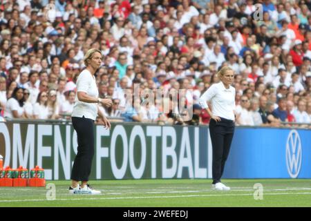 Trainerinnen und Trainer Martina Voss-Tecklenburg und Sarina Wiegman UEFA Women's Euro Final 2022 England gegen Deutschland im Wembley Stadium, London 31. Juli 2022 Stockfoto