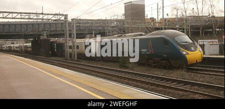 Lichfield, Staffordshire, England 25. Januar 2024 Ein Pendolino-Zug der Baureihe 390, der von Avanti West Coast betrieben wird, fährt durch den Bahnhof Lichfield Trent Valley. Avanti West Coast ist ein Konsortium zwischen FirstGroup und Trentalia, das Verbindungen zwischen Manchester, London, Liverpool, Glasgow und Edinburgh betreibt. ©Ged Noonan/Alamy Stockfoto