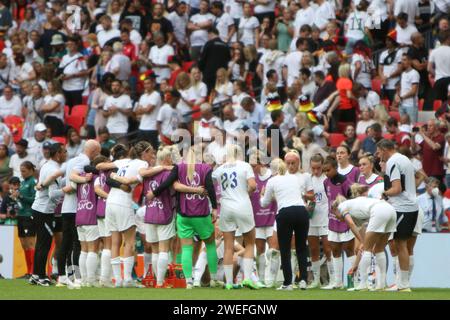 Die Managerin Sarina Wiegman hält am 31. Juli 2022 im Wembley Stadium in London einen Truppenvortrag während des UEFA Women's Euro Final 2022 England gegen Deutschland Stockfoto