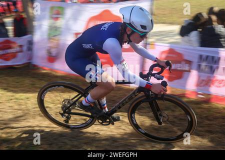 Benidorm, Spanien, 21. Januar 2024: Die Radfahrerin Anais Moulin (11) während des Juniorentests der Frauen der UCI Cyclo-Cross-Weltmeisterschaft 2024 am 21. Januar 2024 im Parque Foietes in Benidorm, Spanien. (Foto: Alberto Brevers/Pacific Press/SIPA USA) Stockfoto