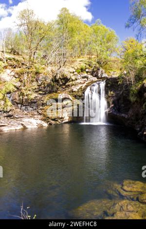 Blick auf einen Pool im Fluss Falloch, mit den spektakulären Falloch Wasserfällen im Hintergrund Stockfoto