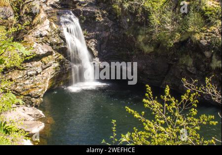 Blick hinunter auf die Fälle von Falloch vom Aussichtspunkt Stockfoto