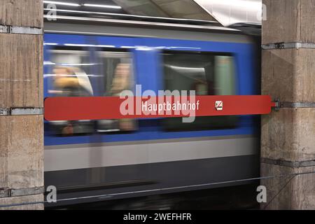 Einfahrende U-Bahn am Hauptbahnhof in München. Bahn,Zug.Pendler,Oeffentlicher Personennahverkehr OEPNV.Fahrgaeste am U-Bahnhof Innsbrucker Ring, 49 Euro Ticket,Deutschland Ticket,D-Ticket. Sven Simon Fotoagentur GmbH & Co. Pressefoto KG Prinzess-Luise-Str.. 41 45479 M u e l h e i m / R u h r Tel. 0208/9413250 Fax. 0208/9413260 GLS Bank BLZ 430 609 67 Kto. 4030 025 100 IBAN DE75 4306 0967 4030 0251 00 BIC GENODEM1GLS www.svensimon.net *** Ankunft U-Bahn am Hauptbahnhof München Zug, Bahn, öffentliche Verkehrsmittel OEPNV Passagiere am U-Bahnhof Innsbrucker Ring, 49 Euro Tick Stockfoto