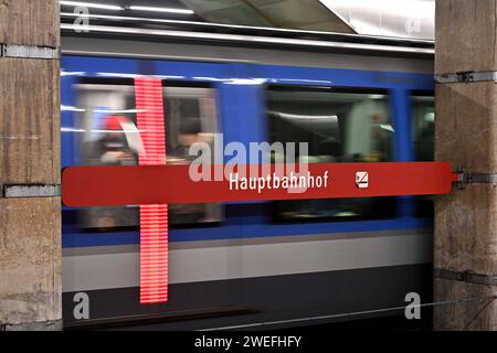 Einfahrende U-Bahn am Hauptbahnhof in München. Bahn,Zug.Pendler,Oeffentlicher Personennahverkehr OEPNV.Fahrgaeste am U-Bahnhof Innsbrucker Ring, 49 Euro Ticket,Deutschland Ticket,D-Ticket. Sven Simon Fotoagentur GmbH & Co. Pressefoto KG Prinzess-Luise-Str.. 41 45479 M u e l h e i m / R u h r Tel. 0208/9413250 Fax. 0208/9413260 GLS Bank BLZ 430 609 67 Kto. 4030 025 100 IBAN DE75 4306 0967 4030 0251 00 BIC GENODEM1GLS www.svensimon.net *** Ankunft U-Bahn am Hauptbahnhof München Zug, Bahn, öffentliche Verkehrsmittel OEPNV Passagiere am U-Bahnhof Innsbrucker Ring, 49 Euro Tick Stockfoto