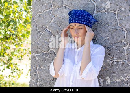 Junge Frau, die sich spirituell mit der Umgebung verbindet Stockfoto