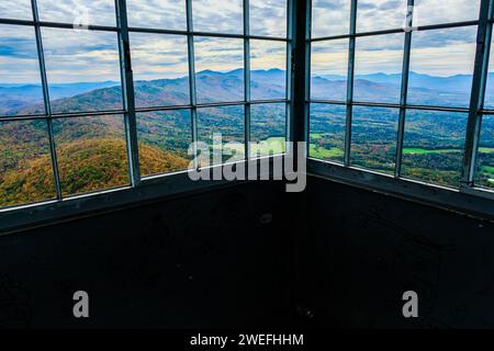Wunderschöne Worcester Range der Green Mountains im Zentrum von Vermont, mit Blick südlich vom Elmore Mt. Feuerwehrturm. Stockfoto