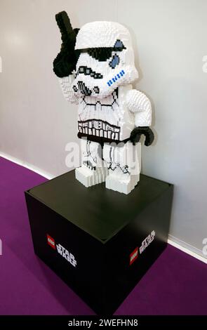 LEGO Storm Trooper aus Star Wars, ausgestellt auf der Spielzeugmesse 2024 in Olympia, London Stockfoto