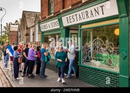 Großbritannien, England, West Midlands, Dudley, Black Country Museum, Old Birmingham Road, Hobbs and Sons Chip Shop Warteschlange Stockfoto