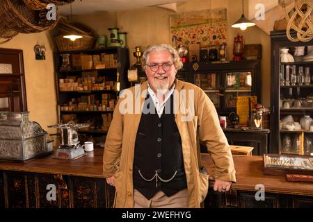 Großbritannien, England, West Midlands, Dudley, Black Country Museum, Langstons Eisenwarengeschäft, „Ladenbesitzer“ Richard Abbott Stockfoto