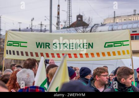 Deutschlandweiter Streik der GDL bei der Deutschen Bundesbahn - Kundgebung am Hauptbahnhof Nürnberg die ca. 200 Kundgebungsteilnehmer warten auf ihren Bundesvorstand und Hauptredner Claus Weselsky. Bei der Kundgebung geht es darum die Hauptforderungen gegenüber dem Bahnvorstand zu erklären, die 35-Stundenwoche für alle Lokführer. Nürnberg Bayern Deutschland *** deutschlandweiter Streik der GDL bei der Deutschen Bundesbahn Rallye am Nürnberger Hauptbahnhof die rund 200 Rallyeteilnehmer warten auf ihren Bundesvorstand und Hauptredner Claus Weselsky bei der Rallye geht es um die Erläuterung der Hauptd Stockfoto