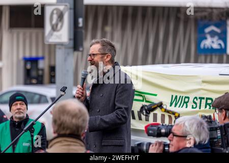 Deutschlandweiter Streik der GDL bei der Deutschen Bundesbahn - Kundgebung am Hauptbahnhof Nürnberg GDL Bezirksvoritzender Uwe Böhm, Mitglied GDL-Hauptvorstand, Mitglied GDL-Bundestarifkommission, Mitglied im Bundeshauptvorstand Deutscher Beamtenbund dbb Nürnberg Bayern Deutschland *** deutschlandweiter Streik der GDL bei der Deutschen Bundesbahn-Rallye am Nürnberger Hauptbahnhof GDL Bezirksvorsitzender Uwe Böhm, mitglied des Hauptvorstands der GDL, Mitglied der Bundestarifkommission der GDL, Mitglied des Bundeshauptvorstands des Deutschen Beamtenbundes dbb Nürnberg Bayern Deutschland 20240125-6V2A0134-Bearbei Stockfoto