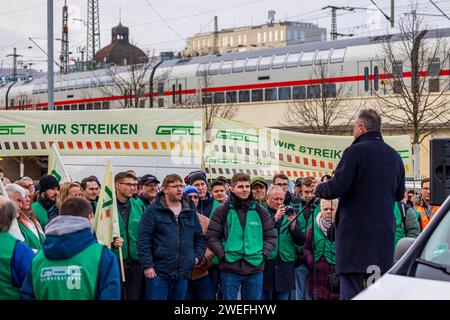 Deutschlandweiter Streik der GDL bei der Deutschen Bundesbahn - Kundgebung am Hauptbahnhof Nürnberg Teilnehmer während der Rede von Claus Weselsky, Vorsitzender der Gewerkschaft Deutscher Lokomotivführer GDL und Hauptverhandler mit dem Bahnvorstand über den zukünftigen Tarifabschluss mit der Deutschen Bahn. Auf der Kundgebung trägt er erneut seine Hauptforderung nach einer 35-Stundenwoche bei vollem Lohnausgleich für alle Lokführer vor. Nürnberg Bayern Deutschland *** deutschlandweiter Streik der GDL bei der Deutschen Bundesbahn-Rallye am Nürnberger Hauptbahnhof Teilnehmer während der Rede von Clau Stockfoto