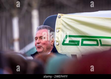 Deutschlandweiter Streik der GDL bei der Deutschen Bundesbahn - Kundgebung am Hauptbahnhof Nürnberg Claus Weselsky, Vorsitzender der Gewerkschaft Deutscher Lokomotivführer GDL und Hauptverhandler mit dem Bahnvorstand über den zukünftigen Tarifabschluss mit der Deutschen Bahn. Auf der Kundgebung trägt er erneut seine Hauptforderung nach einer 35-Stundenwoche bei vollem Lohnausgleich für alle Lokführer vor. Hier mit ausgestrecker Zunge. Nürnberg Bayern Deutschland *** deutschlandweiter Streik der GDL bei der Deutschen Bundesbahn-Rallye am Nürnberger Hauptbahnhof Claus Weselsky, Vorsitzender der Deutschen T Stockfoto