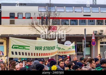 Deutschlandweiter Streik der GDL bei der Deutschen Bundesbahn - Kundgebung am Hauptbahnhof Nürnberg Kundgebungsteilnehmer der GDL Kungebung auf dem Nelson-Mandela-Platz während der Reden von Bezirks- und Bundesvorstand. Nürnberg Bayern Deutschland *** deutschlandweiter Streik der GDL bei der Deutschen Bundesbahn-Rallye am Nürnberger Hauptbahnhof Teilnehmer der GDL-Rallye am Nelson Mandela Platz während der Reden des Bezirks und des Bundesvorstands Nürnberg Bayern Deutschland 20240125-6V2A0137-Bearbeitet Stockfoto