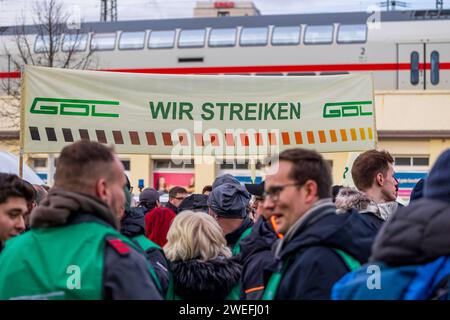 Deutschlandweiter Streik der GDL bei der Deutschen Bundesbahn - Kundgebung am Hauptbahnhof Nürnberg die ca. 200 Kundgebungsteilnehmer warten auf ihren Bundesvorstand und Hauptredner Claus Weselsky. Nürnberg Bayern Deutschland *** deutschlandweiter Streik der GDL bei der Deutschen Bundesbahn-Rallye am Nürnberger Hauptbahnhof die rund 200 Rallyeteilnehmer warten auf ihren Bundesvorstand und Hauptredner Claus Weselsky Nürnberg Bavaria Germany 20240125-6V2A0070-Bearbeitet Stockfoto