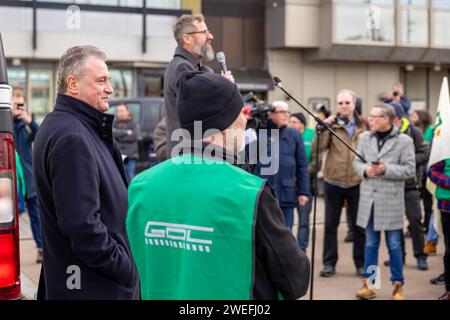 Deutschlandweiter Streik der GDL bei der Deutschen Bundesbahn - Kundgebung am Hauptbahnhof Nürnberg der Bundesvorstand Claus Weselsky wartet während der Rede des Bezirksvorstandes Uwe Böhm auf seine Rede. Nürnberg Bayern Deutschland *** deutschlandweiter Streik der GDL bei der Deutschen Bundesbahn-Rallye am Hauptbahnhof Nürnberg Bundesgeschäftsführer Claus Weselsky wartet auf seine Rede während der Rede von Landrat Uwe Böhm Nürnberg Bayern Deutschland 20240125-6V2A0124-Bearbeitet Stockfoto