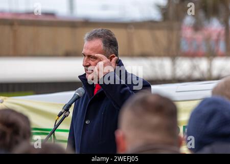 Deutschlandweiter Streik der GDL bei der Deutschen Bundesbahn - Kundgebung am Hauptbahnhof Nürnberg Claus Weselsky, Vorsitzender der Gewerkschaft Deutscher Lokomotivführer GDL und Hauptverhandler mit dem Bahnvorstand über den zukünftigen Tarifabschluss mit der Deutschen Bahn. Auf der Kundgebung trägt er erneut seine Hauptforderung nach einer 35-Stundenwoche bei vollem Lohnausgleich für alle Lokführer vor. Hier mit Finger am Kopf um symbolisch dem Bahnvorstand den Vogel zu zeigen. Nürnberg Bayern Deutschland *** deutschlandweiter Streik der GDL bei der Rallye Deutsche Bundesbahn in Nürnberg Central St Stockfoto