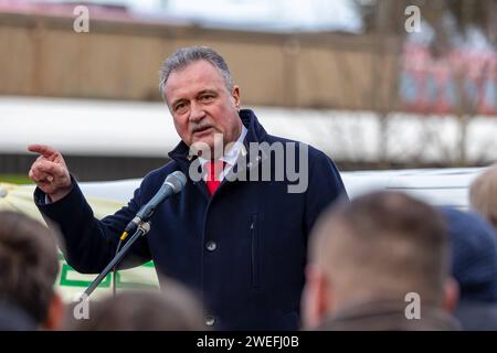 Deutschlandweiter Streik der GDL bei der Deutschen Bundesbahn - Kundgebung am Hauptbahnhof Nürnberg Claus Weselsky, Vorsitzender der Gewerkschaft Deutscher Lokomotivführer GDL und Hauptverhandler mit dem Bahnvorstand über den zukünftigen Tarifabschluss mit der Deutschen Bahn. Auf der Kundgebung trägt er erneut seine Hauptforderung nach einer 35-Stundenwoche bei vollem Lohnausgleich für alle Lokführer vor. Hier mit ausgestrecker Zunge. Nürnberg Bayern Deutschland *** deutschlandweiter Streik der GDL bei der Deutschen Bundesbahn-Rallye am Nürnberger Hauptbahnhof Claus Weselsky, Vorsitzender der Deutschen T Stockfoto