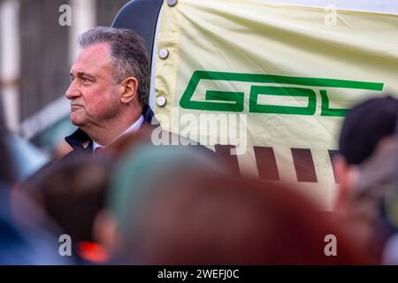 Deutschlandweiter Streik der GDL bei der Deutschen Bundesbahn - Kundgebung am Hauptbahnhof Nürnberg Claus Weselsky, Vorsitzender der Gewerkschaft Deutscher Lokomotivführer GDL und Hauptverhandler mit dem Bahnvorstand über den zukünftigen Tarifabschluss mit der Deutschen Bahn. Auf der Kundgebung trägt er erneut seine Hauptforderung nach einer 35-Stundenwoche bei vollem Lohnausgleich für alle Lokführer vor. Nürnberg Bayern Deutschland *** deutschlandweiter Streik der GDL bei der Rallye Deutsche Bundesbahn am Nürnberger Hauptbahnhof Claus Weselsky, Vorsitzender der Deutschen Lokomotivführergewerkschaft GDL an Stockfoto