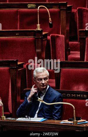 ©Antonin Burat / Le Pictorium/MAXPPP - Paris 23/01/2024 Antonin Burat / Le Pictorium - 23/01/2024 - Frankreich / Paris - Le Ministre de l'Economie et des finances Bruno Le Maire, lors de la seance de questions au gouvernement du 23 janvier 2024 a l'Assemblee nationale. . Wirtschafts- und Finanzminister Bruno Le Maire während der Sitzung der Anfragen an die Regierung vom 23. Januar 2024 in der französischen Nationalversammlung. - Valeurs ACtuelles out, jdd out, no jdd, RUSSIA OUT, NO RUSSIA #norussia / 23/01/2024 - Frankreich / Paris - Stockfoto