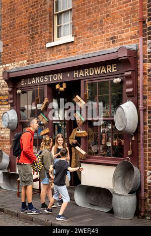 Großbritannien, England, West Midlands, Dudley, Black Country Museum, Besucher vor Langstons Eisenwarengeschäft Stockfoto