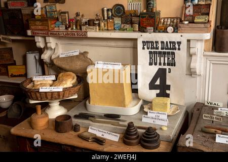 Großbritannien, England, West Midlands, Dudley, Black Country Museum, Gregory's General Store, Milchküche Stockfoto