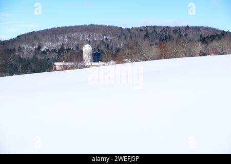 Eine Scheune und ein Silo in einem verschneiten Feld in East Montpelier, Vermont, USA, nur wenige Kilometer von Montpelier, der Hauptstadt von Vermont, entfernt. Stockfoto