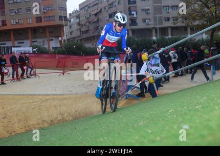 Benidorm, Spanien. Januar 2024. Benidorm, Spanien, 21. Januar 2024: Der Radfahrer Paul Seixas (3) während des Juniorentests der Männer der UCI Cyclo-Cross-Weltmeisterschaft 2024 am 21. Januar 2024 im Parque Foietes in Benidorm, Spanien. (Foto: Alberto Brevers/Pacific Press/SIPA USA) Credit: SIPA USA/Alamy Live News Stockfoto