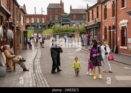 Großbritannien, England, West Midlands, Dudley, Black Country Museum, das Dorf, Besucher auf der Straße Stockfoto